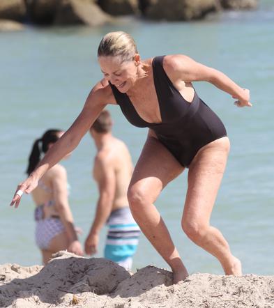 Sharon Stone w stroju kąpielowym