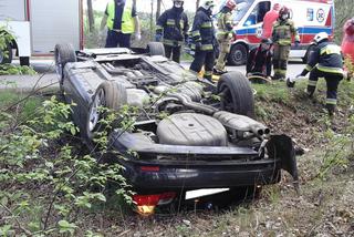 Tragiczny wypadek: Kierowca bmw dachował. 26-latek zginął na miejscu [ZDJĘCIA]