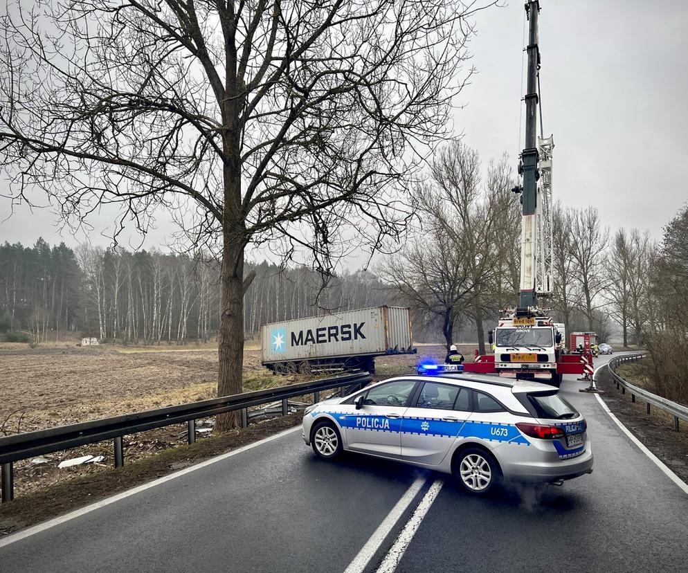 Nietrzeźwy kierowca Tira uderzył w drzewo na DK11 