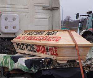 Protest rolników z 20 lutego. Blokada drogi obok Białegostoku