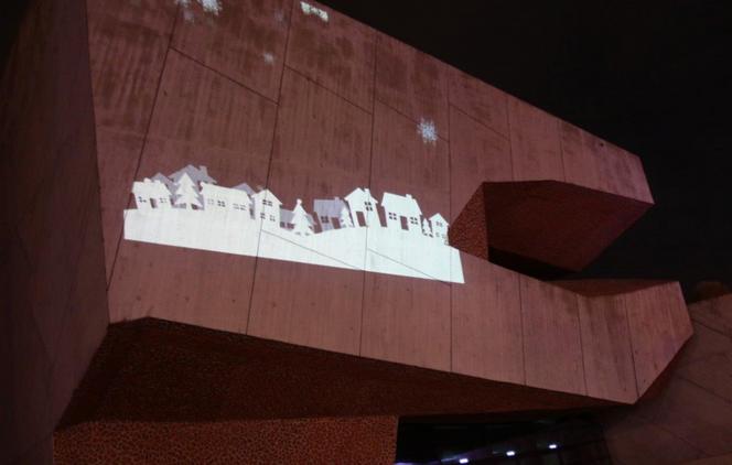 Toruń prezentuje iluminacje z noworocznymi życzeniami