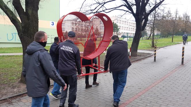 Więźniowie stworzyli ogromne metalowe serce na nakrętki. Zobacz zdjęcia!