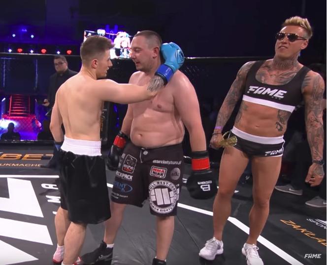 Stifler jako ring girl na FAME MMA 1