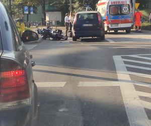 Groźny wypadek na ul. Lipowej w Białymstoku. Motocyklista trafił do szpitala [ZDJĘCIA]