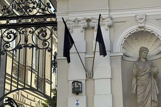 Uniwersytet Warszawski w żałobie. Przed budynkiem wystawiono zdjęcie zabitej 53-latki