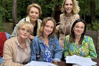 Barwy szczęścia nowy sezon na planie. Małgorzata (Adrianna Biedrzyńska), Asia (Anna Gzyra), Malwina (Joanna Gleń), Natalia (Maria Dejmek), Józefina (Elżbieta Jarosik)