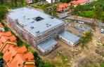 Szkoła modułowa w Kobyłce. Widok z drona