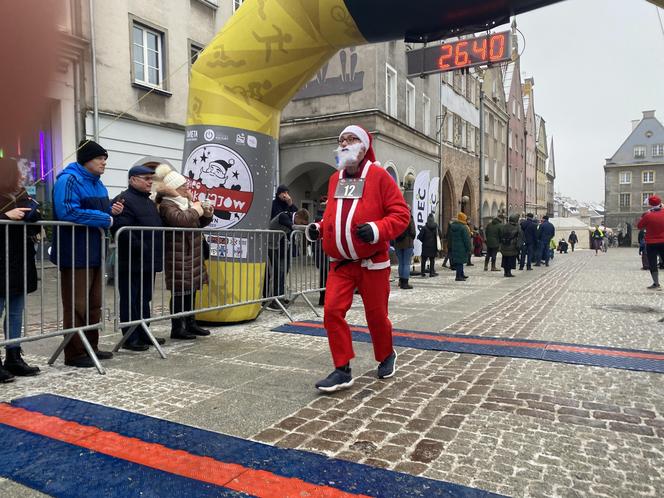 Bieg Mikołajów w Olsztynie 2023. Kilkaset osób pobiegło dla dzieci. Zobaczcie zdjęcia!