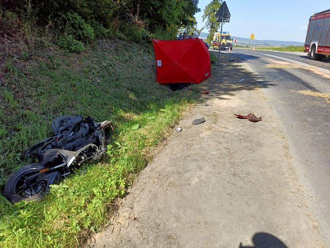 Wola Łagowska. 72-letni motorowerzysta nie żyje. Zderzył się z fordem 32-latka [ZDJĘCIA].