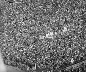 Stadion X-lecia. Pobyt papieża Jana Pawła II w Warszawie podczas II pielgrzymki do Polski w 1983 r.