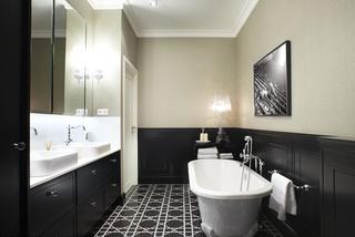 Luksusowa łazienka w stylu art deco z czarną okładziną drewnianą