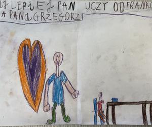 Ksiądz Grzegorz Kramer pokazał rysunki od dzieci