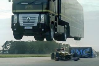 Rekord świata w skoku ciężarówką ustawiony przez Lotus F1 Team – WIDEO