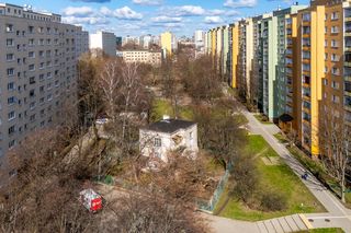 Zagadkowy dom na Mokotowie. Ukryty pomiędzy blokami 