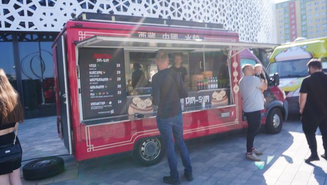 Festiwal Food Trucków w Olsztynie. Pod halą Urania można zjeść dania z kuchni całego świata [ZDJĘCIA]