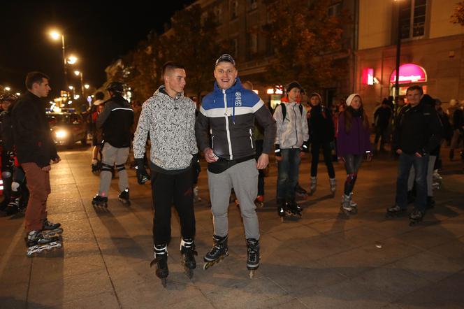 Nightskating. Warszawiacy przejechali stolicę na rolkach [Zdjęcia]