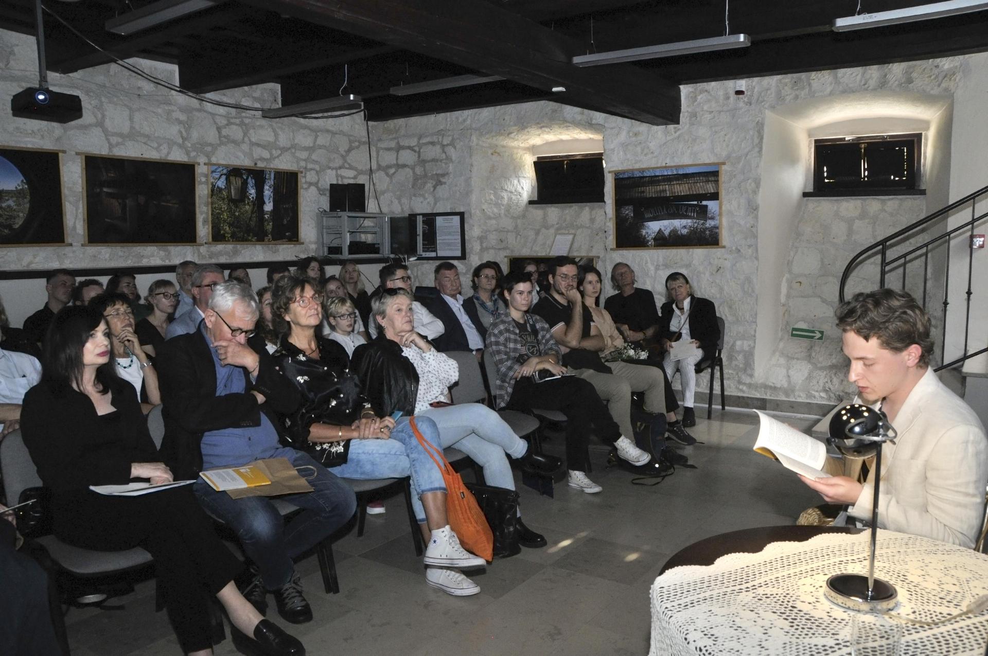 Maciej Rodak czyta swoją książkę 