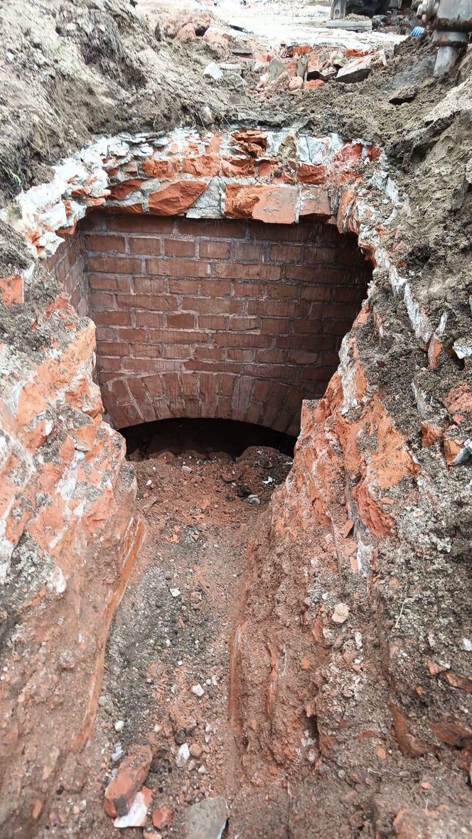 Pod ulicą w centrum Torunia odkryto... dawną wytwórnię lodu! Niezwykłe znalezisko sprzed 130 lat