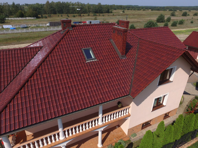 Dach-Styl posiada 18-letnie doświadczenie w branży i zgrany, dobrze wyszkolony zespół specjalistów