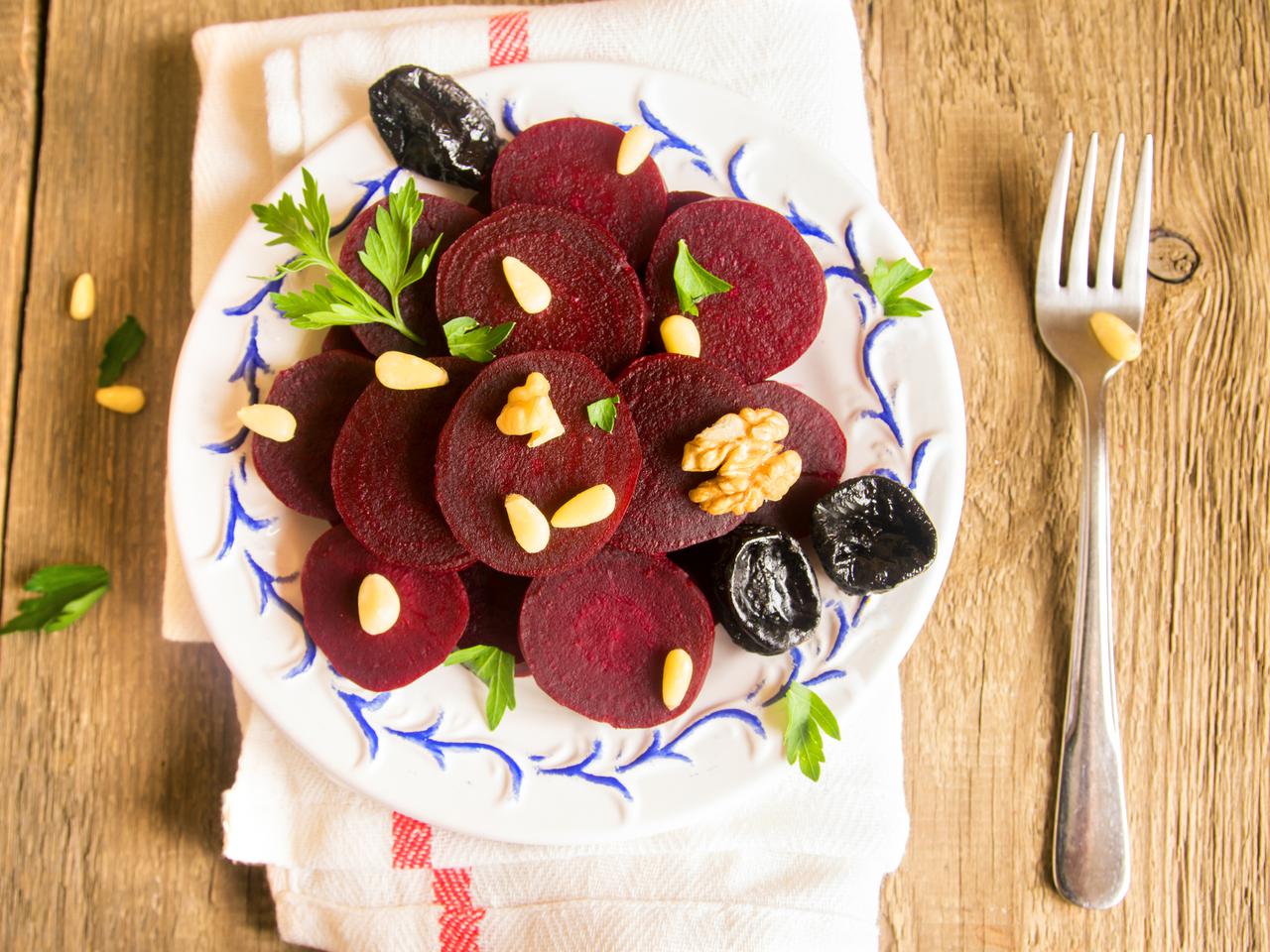 Sałatka z buraków, śliwek i koziego sera
