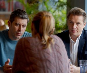 Przyjaciółki. Robert (Krzysztof Wieszczek), Andrzej (Adam Adamonis), Inga (Małgorzata Socha)