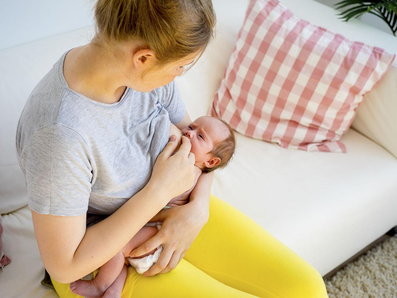 Piersi pękają od mleka? To nawał pokarmu. Zobacz, jak sobie z nim radzić? 