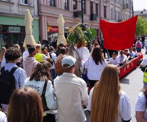 Pochód Juwenaliowy Łódzkich Uczelni. Studenci przejęli Łódź! [ZDJĘCIA]