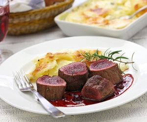 Sarnina: przepis na pieczony comber z sarny