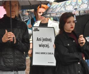 Tłum zwolenników aborcji protestował w centrum miasta. Manifestacja ruszyła pod kurię biskupią i siedzibę PiS