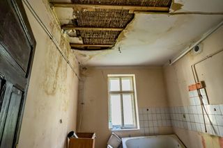 W takim stanie lokatorzy pozostawiają mieszkania komunalne w Olsztynie. Pokazano zdjęcia, burza w sieci