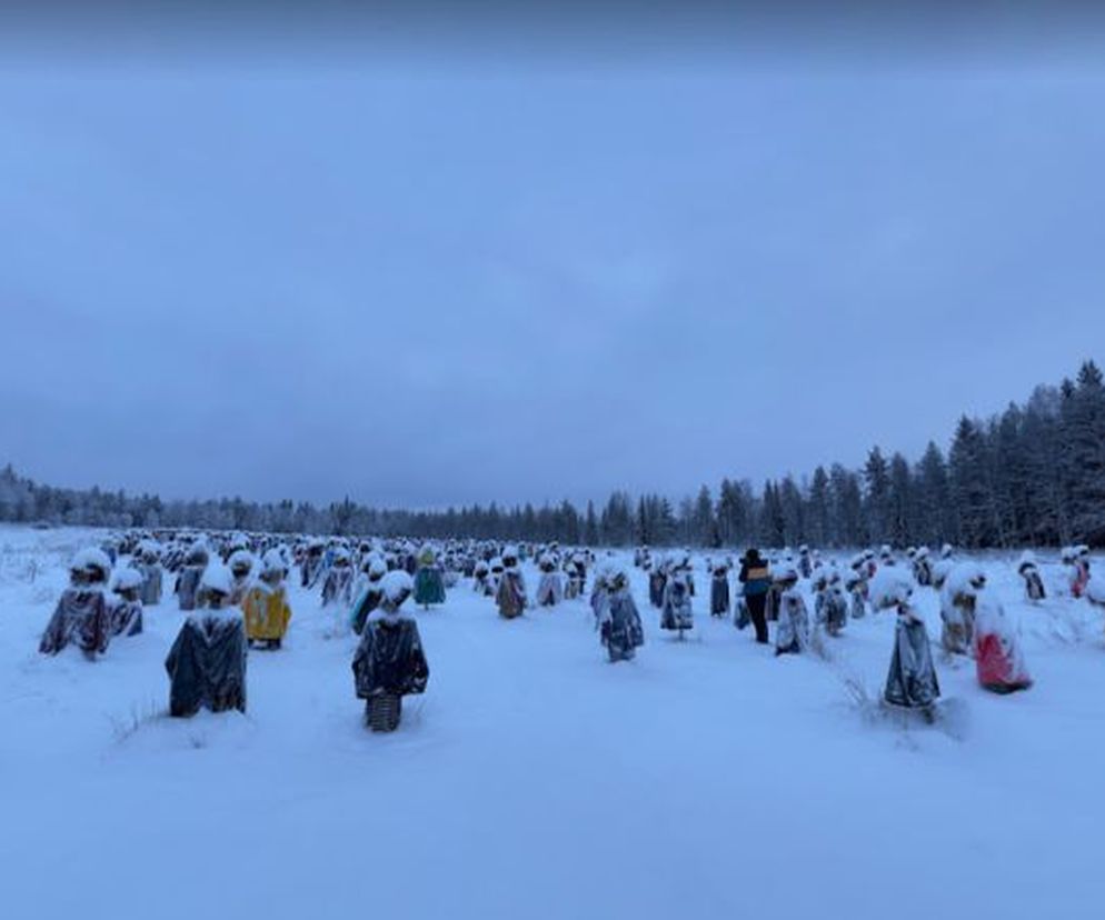 Przerażające znalezisko w Google Maps - setki strachów na wróble w polu