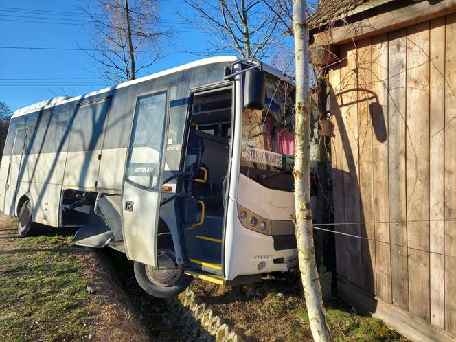 Zderzenie autobusu z autem osobowym w Rzepinku