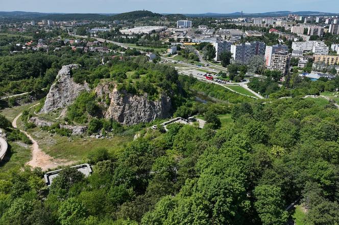 Kadzielnia ze złotą pinezką od Google Maps 