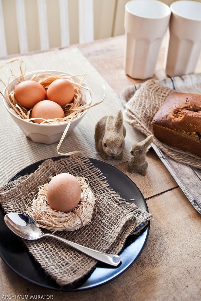 Dekoracja stołu z jajek na twardo, do zjedzenia podczas śniadania