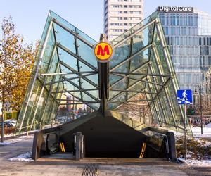 Wejścia do stacji metra w Warszawie