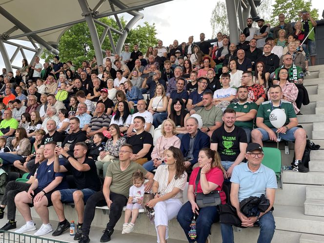 Kibice na otwarciu stadionu w Starachowicach