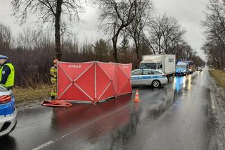 59-latek wjechał w pieszego na ulicy. Mężczyzna nie żyje! Jeden szczegół mógł go uratować