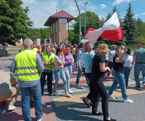 Mieszkańcy protestują: nie damy zabić się asfaltem. „Boję się o życie swojego półrocznego synka”