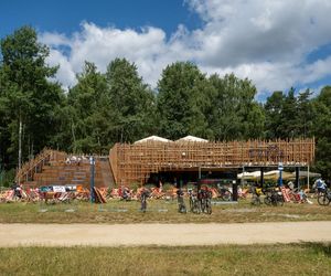 Życie w Architekturze 2025. Obiekt gastronomiczny „Dzika” nad Jeziorem Paprocańskim. RS+ ROBERT SKITEK