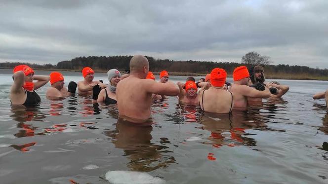„Krasnostawskie Karpie” znów wskoczyły do zimnej wody! Zobacz, jak morsowali dla WOŚP