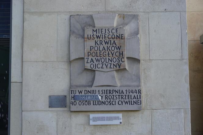 Zniszczone tablice pamięci w Warszawie. Naprawa może kosztować setki tysięcy złotych