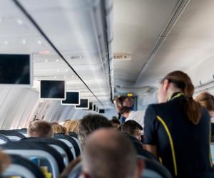 Dlaczego stewardesy siadają na dłoniach? Powód może was zaskoczyć