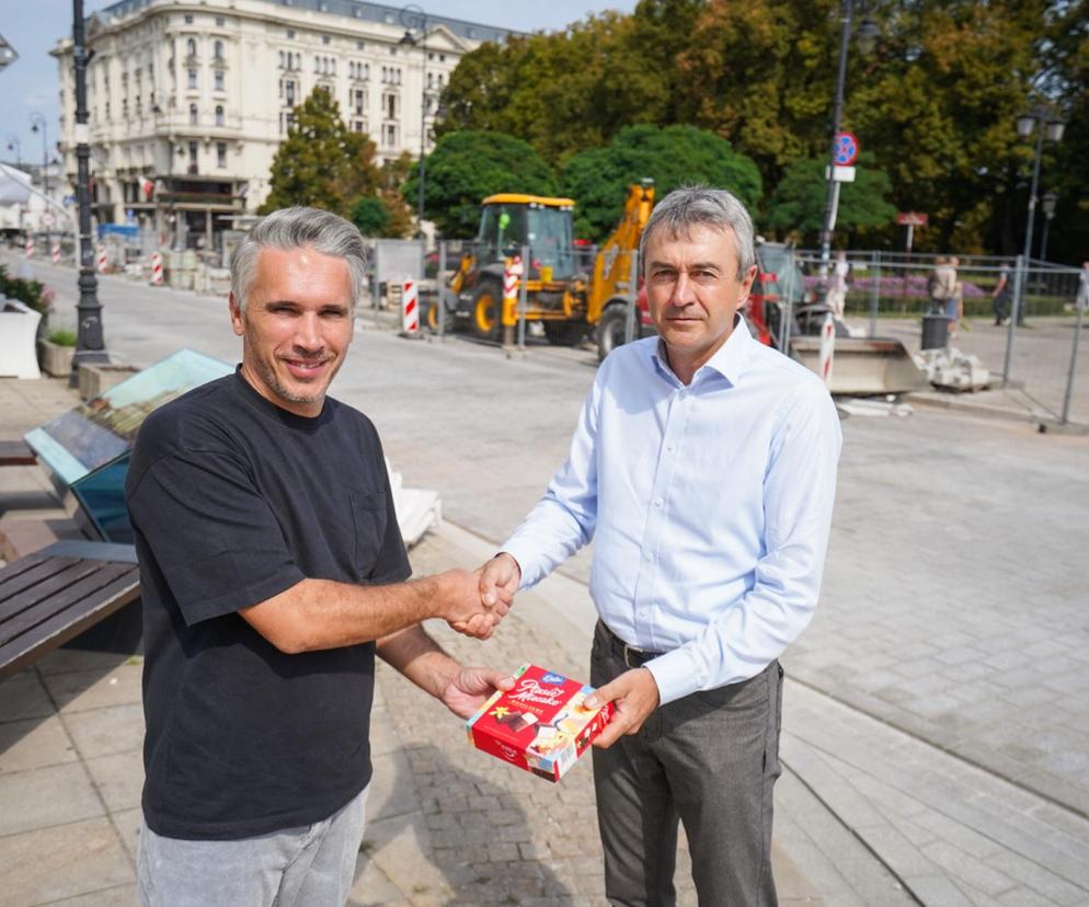 Remont Krakowskiego Przedmieścia. Dyrektor ZDM przegrał zakład! Poszło o termin zakończenia prac