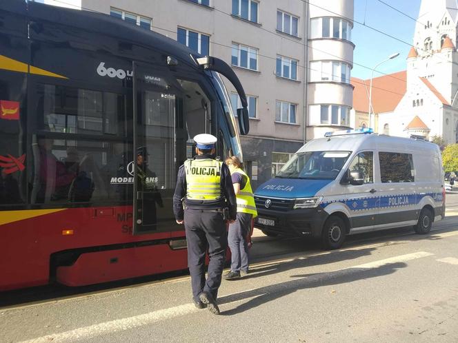 Nagłe zatrzymanie tramwajów przy Piotrkowskiej. Interweniowali ratownicy medyczni