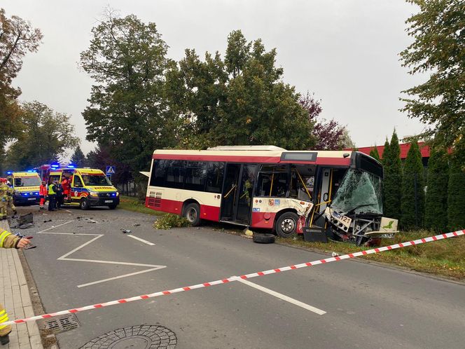 Zderzenie autobusu miejskiego z osobówką w Wilkowicach koło Leszna