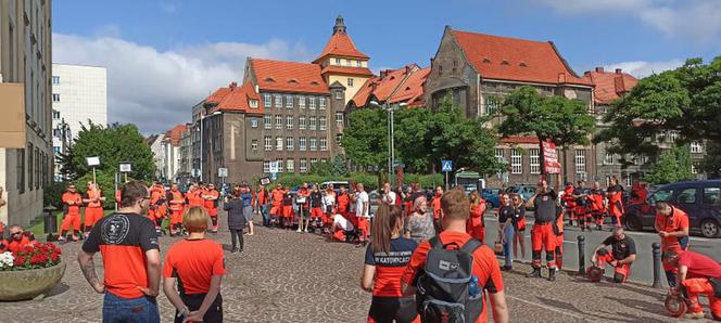 Protest ratowników medycznych w centrum Katowic. Domagają się podwyżek, zablokowali główną ulicę miasta [ZDJĘCIA]