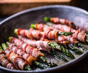 Szparagi zawijane w boczku – przepis na wyśmienite danie z patelni lub grilla!