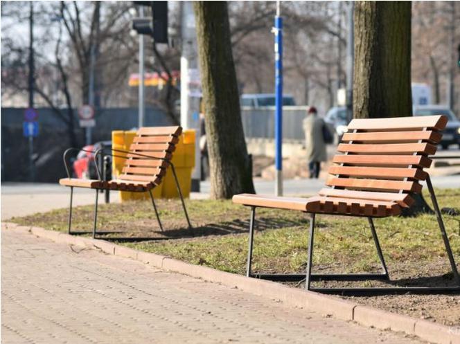 Nowe ławki w Warszawie