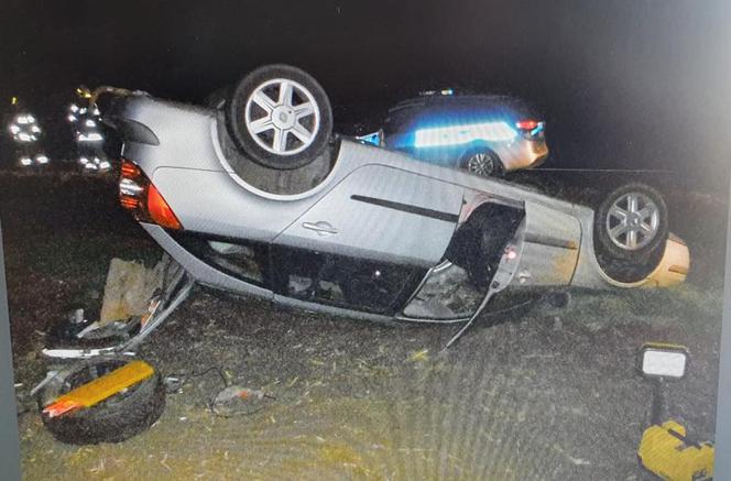 Pijany bez uprawnień dachował autem i uciekł