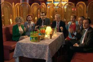 Ranczo 9 sezon. Halina (Violetta Arlak), Lodzia (Magdalena Kuta), Wezół (Wojciech Wysocki), Więcławski (Grzegorz Wons), dyrektorka (Ewa Kuryło), Ryszard (Leon Charewicz)